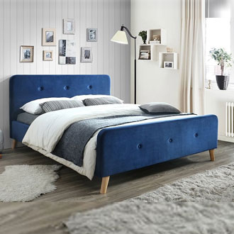 modrá postel ve skandinávském stylu