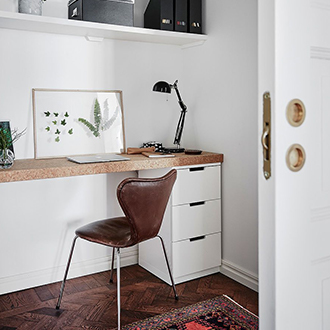 Kancelář ve skandinávském stylu inspirace na jednoduchou židli a šuplíky